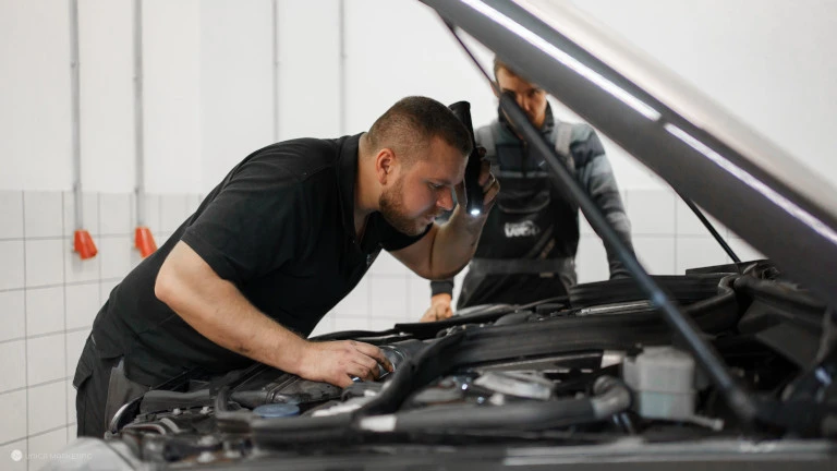 Mechaniker bei der kfz-Inspektion in der Autowerkstatt Paderborn Bad Lippspringe.